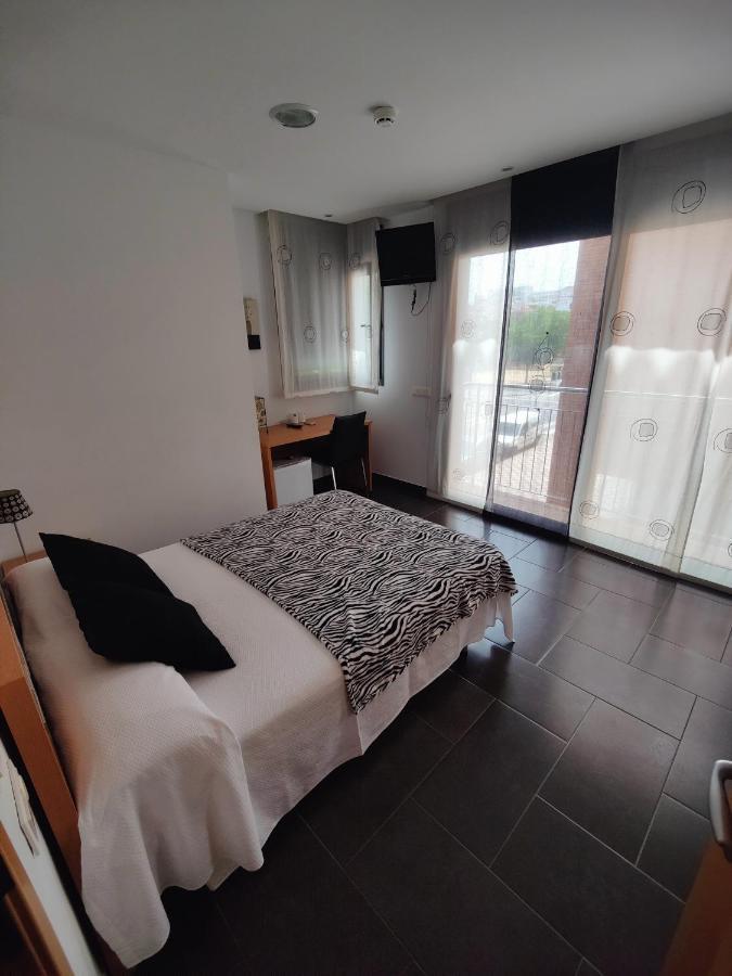 Hostal Manel Пинеда-де-Мар Экстерьер фото