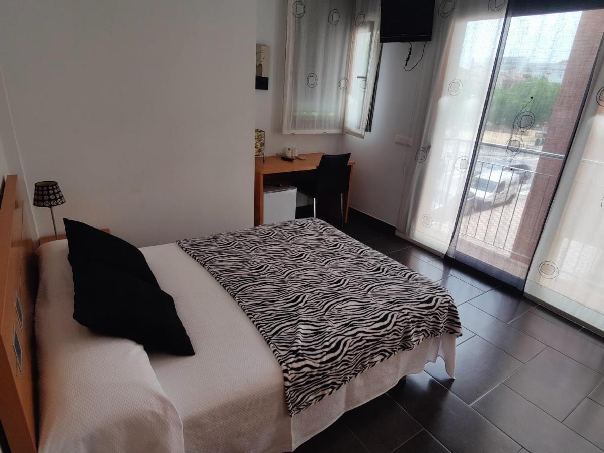 Hostal Manel Пинеда-де-Мар Экстерьер фото