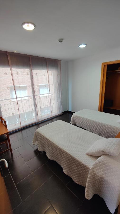 Hostal Manel Пинеда-де-Мар Экстерьер фото