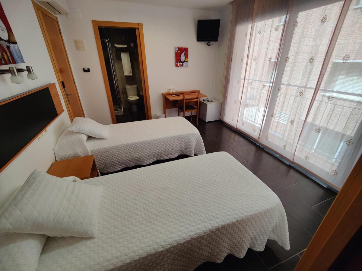 Hostal Manel Пинеда-де-Мар Экстерьер фото
