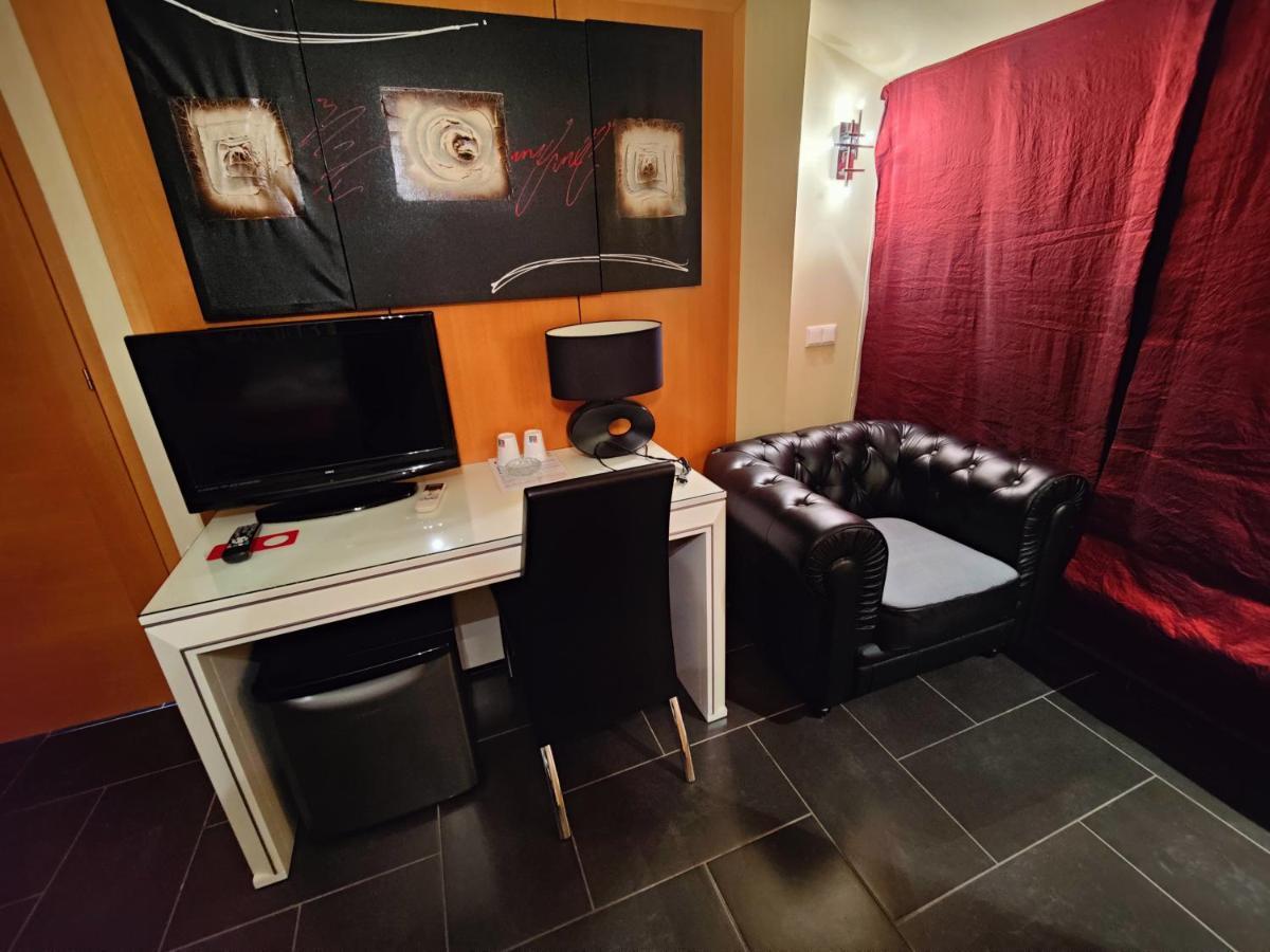 Hostal Manel Пинеда-де-Мар Экстерьер фото