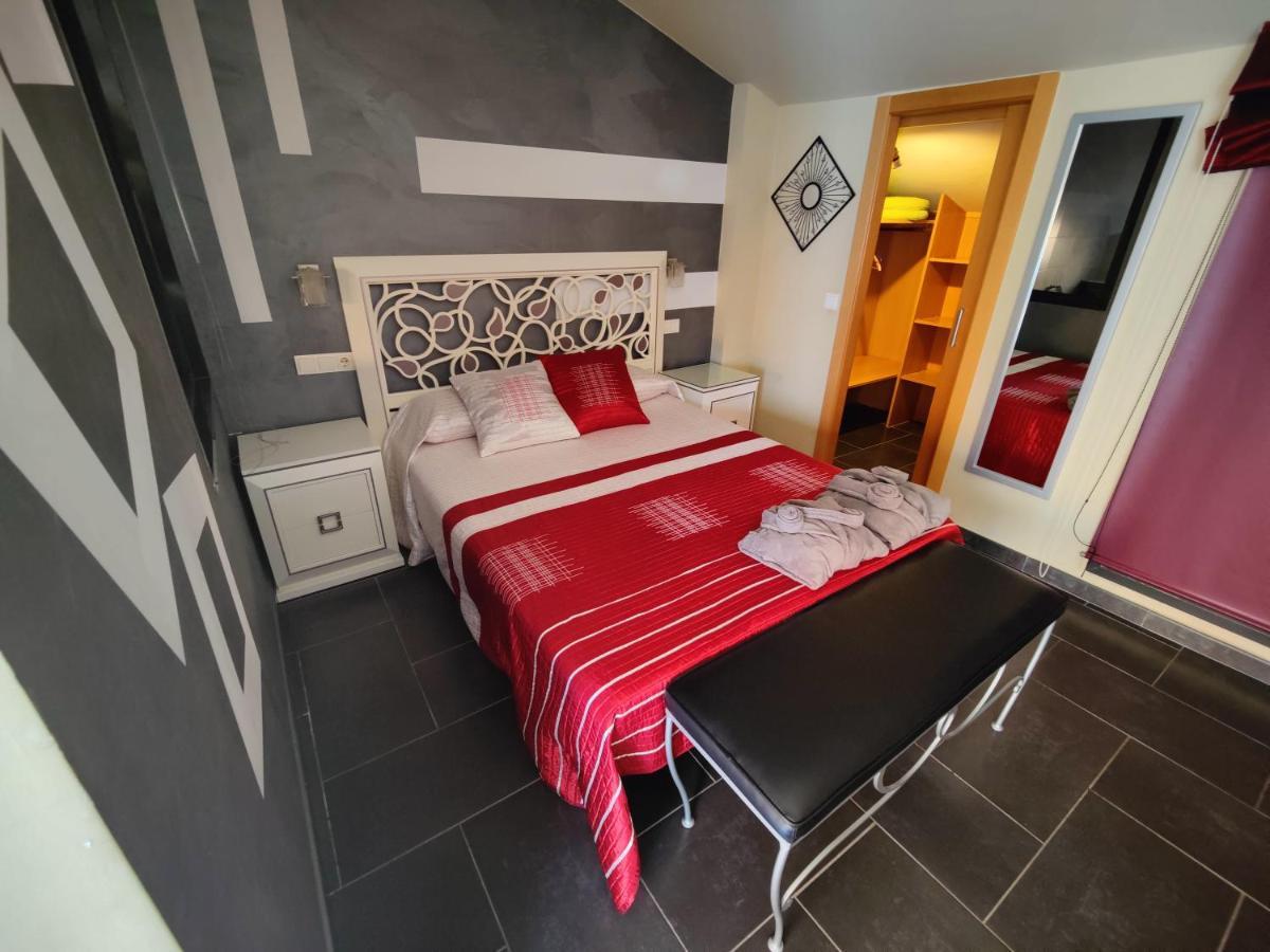 Hostal Manel Пинеда-де-Мар Экстерьер фото