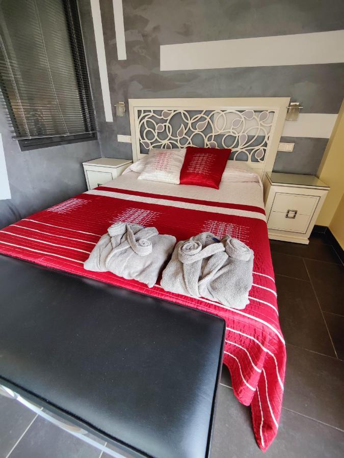 Hostal Manel Пинеда-де-Мар Экстерьер фото