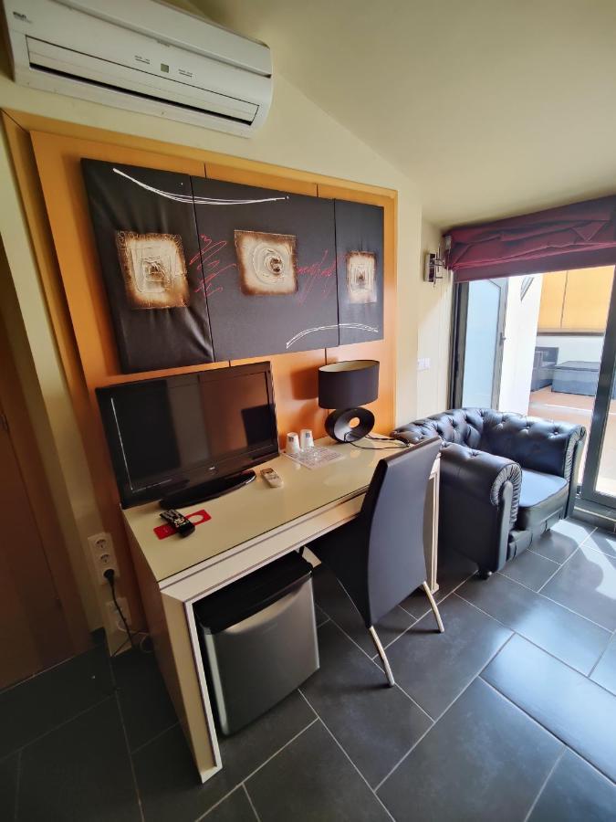 Hostal Manel Пинеда-де-Мар Экстерьер фото