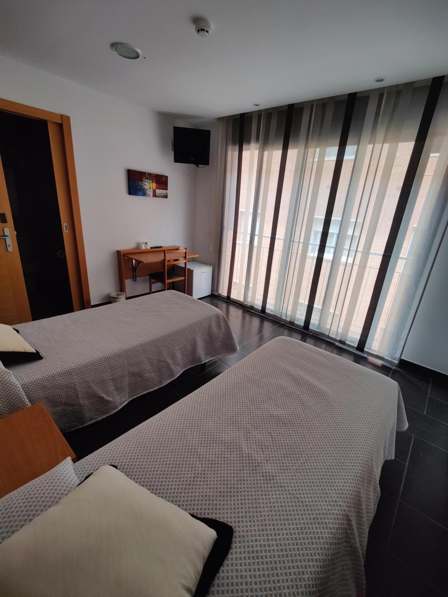 Hostal Manel Пинеда-де-Мар Экстерьер фото