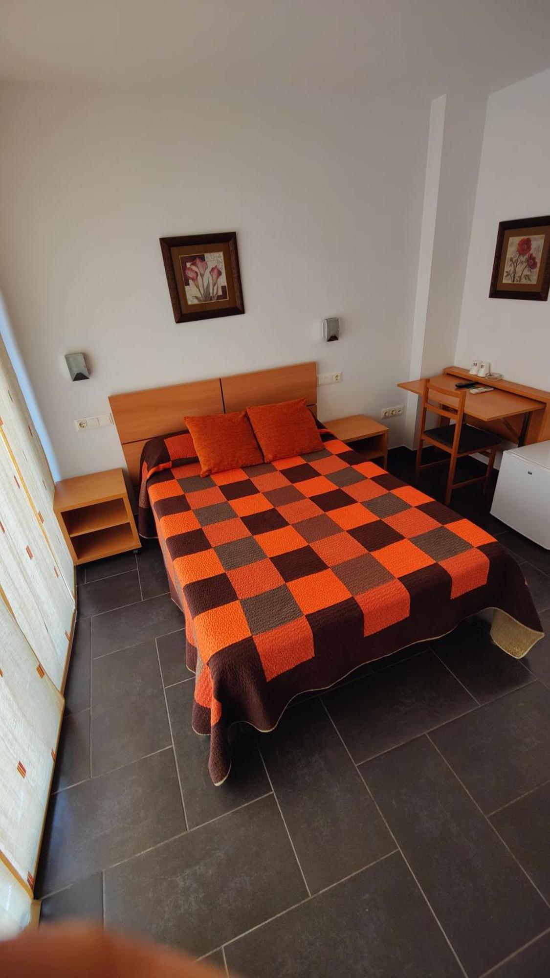 Hostal Manel Пинеда-де-Мар Экстерьер фото