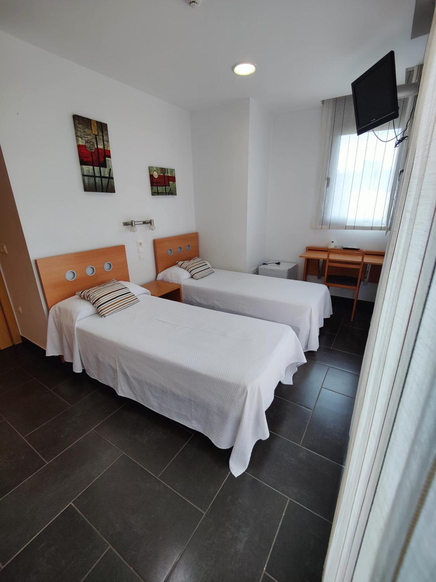Hostal Manel Пинеда-де-Мар Экстерьер фото