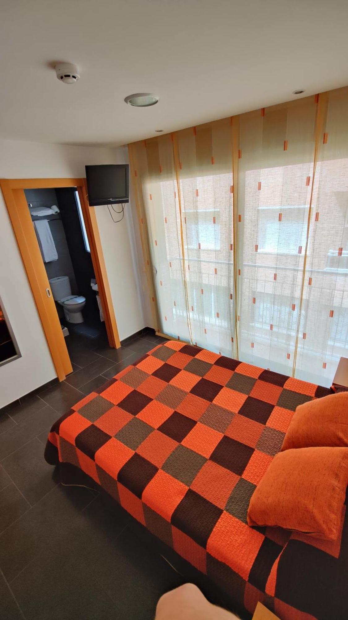 Hostal Manel Пинеда-де-Мар Экстерьер фото