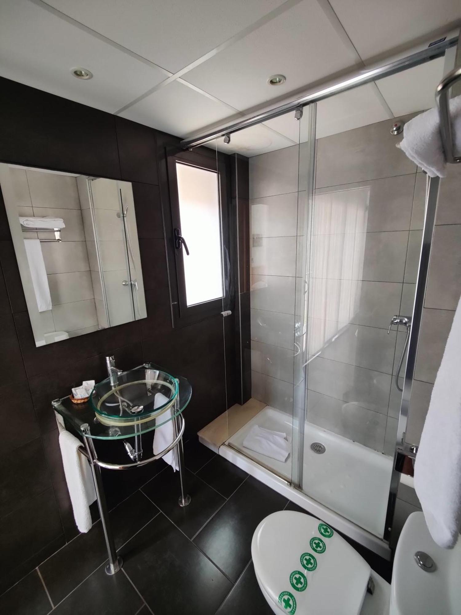 Hostal Manel Пинеда-де-Мар Экстерьер фото
