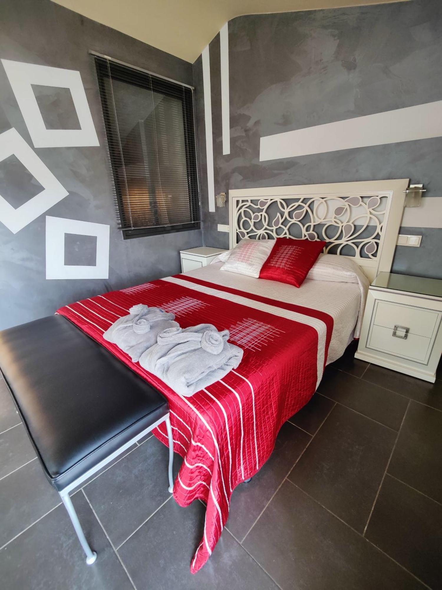Hostal Manel Пинеда-де-Мар Экстерьер фото