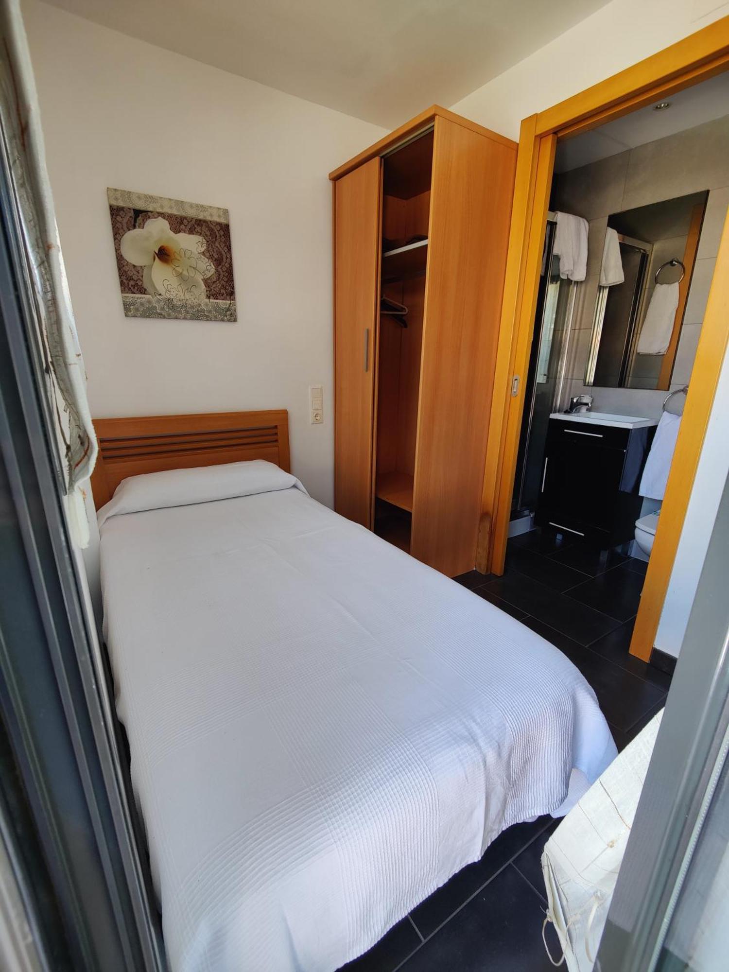 Hostal Manel Пинеда-де-Мар Номер фото
